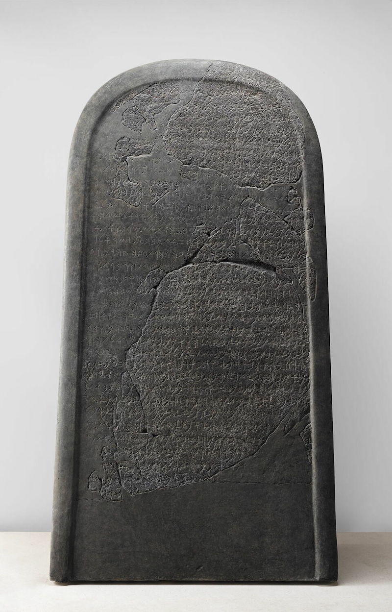 Stèle de Meša, Dibon, seconde moitié du IXe siècle av. J.- C.; basalte; pièce n. AO 5066. Découverte en 1868 in loco, elle a été achetée en 1873 par le Musée du Louvre.
